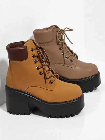 Naiste öko-seemisnahast poolsaapad Tavlissa, platvormi ja paksu kontsaga.