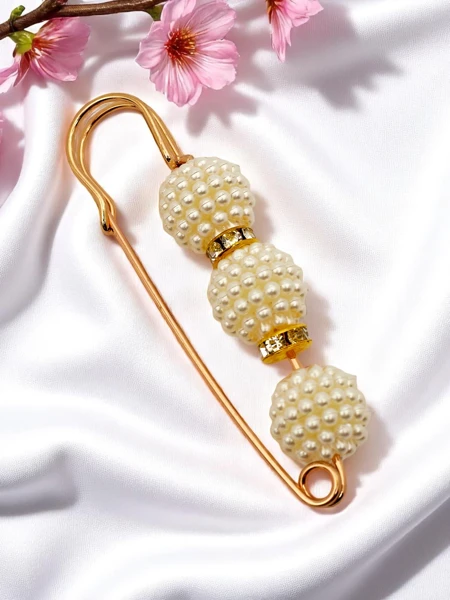Dekoratiivne naiste pross pärlitega Triple Pearl