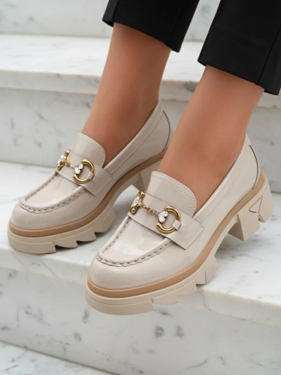 Лакированные бежевые женские мокасины с кристаллами Inriw - Обувь