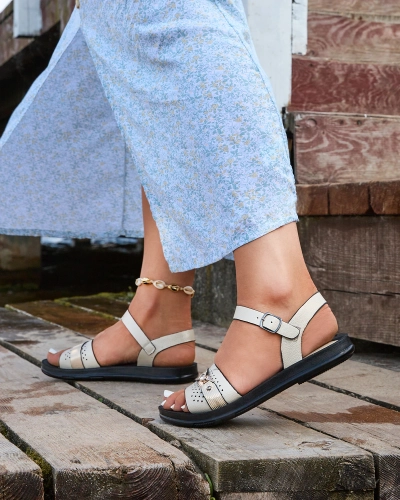 Säravad beežid naiste tasased sandaalid Nafi- Jalatsid