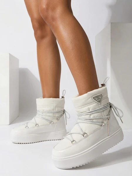 Royalfashion Women's slip-on boots a'la snow boots in white Vevnose