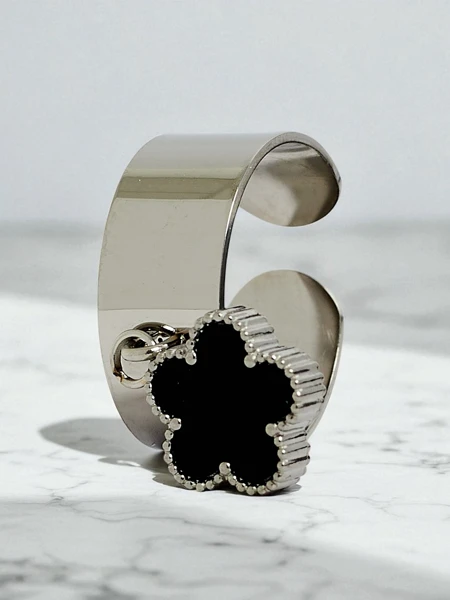 Dolce Vita käevõru dekoratiivsete amulettidega