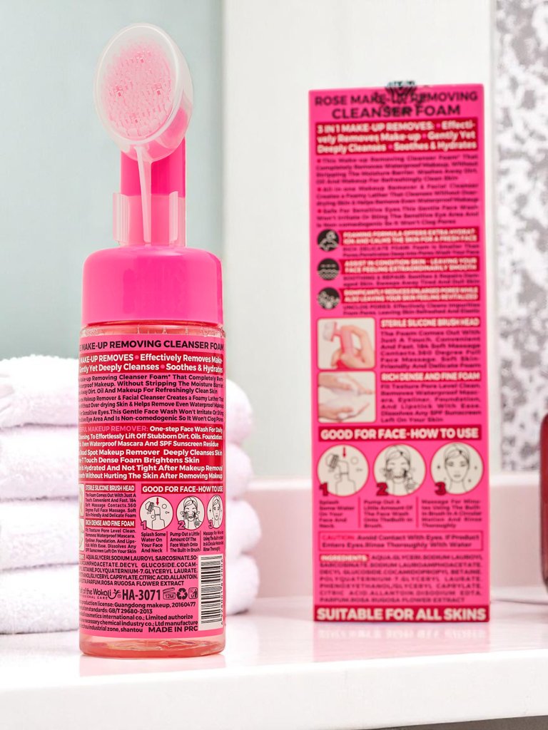 Cleansing and regenerating face foam with rose and brush