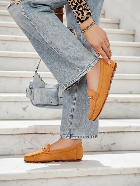 Naiste mokassiinid Camel Aurelia seemisnahast kaunistusega - mugavus ja stiil tasasel kontsal