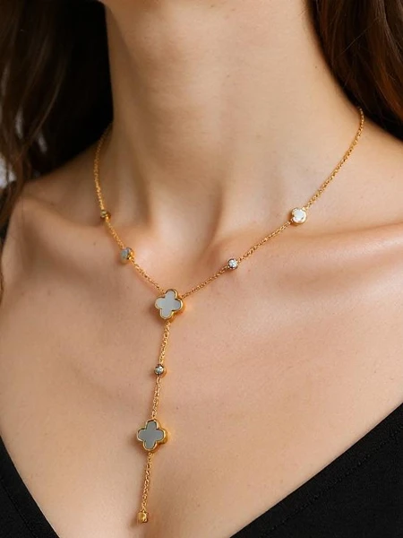Aurelia Lira Lariat necklace with clover motif and mother-of-pearl