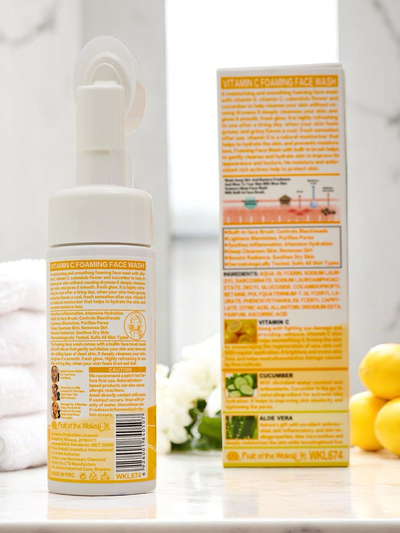 Purifying anti-aging face foam with Vitamin C and brush