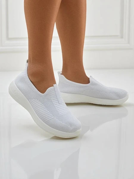 Женские белые слипоны Callista из дышащей ткани на плоском каблуке