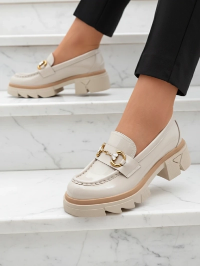 Lakitud beežid kristallidega naiste mokassinad Inriw - Jalatsid