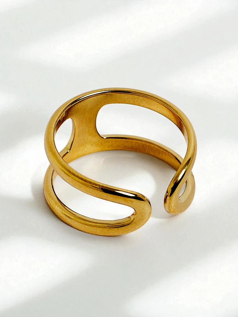 Браслет-обруч Dolce Vita с декоративными шармами