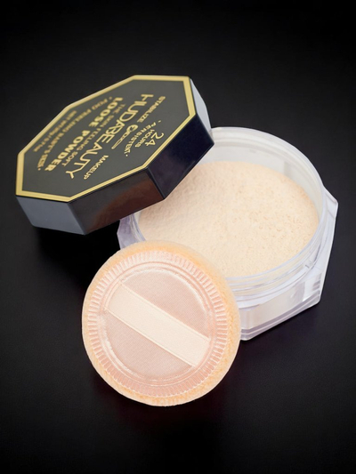 Loose face powder with a natural finish effect