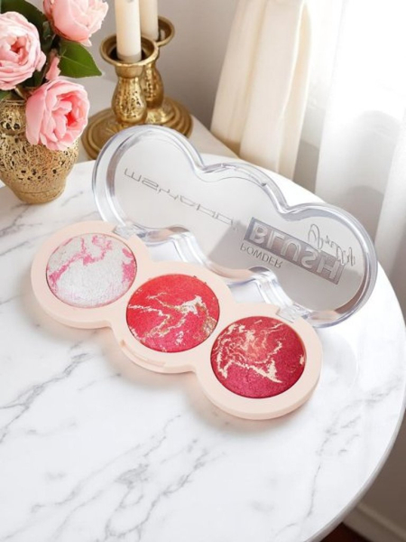Palette of 3 shades of illuminating blush for cheeks color
