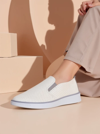 Royalfashion Naiste perforatsiooniga spordijalatsid Musio