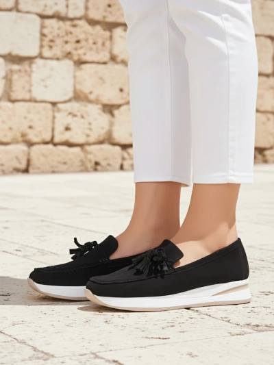 Naiste mokassiinid Aelia mustad öko-seemisnahast kiilkontsaga 4 cm