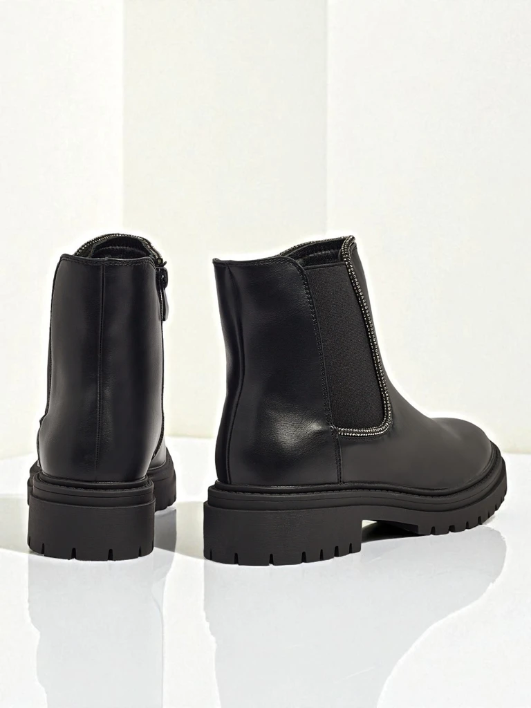 Tsirkoonidega ökonahast poolsaapad Novira