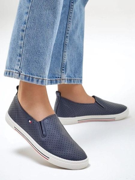 Royalfashion Naiste perforatsiooniga slip-on kingad Vielles