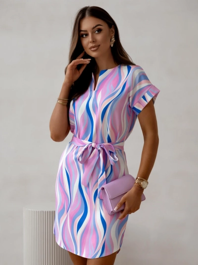 Женское платье до колена с короткими рукавами и завязками в различных полосках