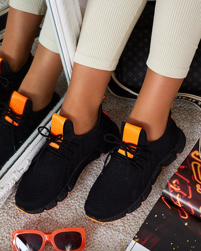 Черные женские кроссовки с оранжевыми вставками Bommgi