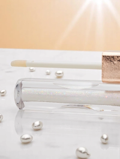 Shimmering liquid eyeshadow in color Pearl