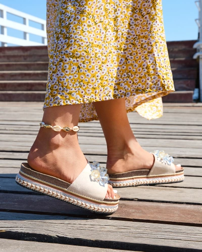 Royalfashion Женские шлепанцы с кристаллами бежевого цвета Bollah