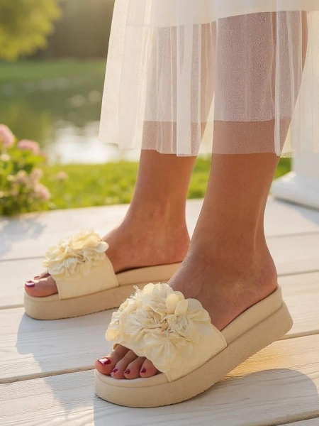 Royal Fashion Women's Frezja sandals with small flowers