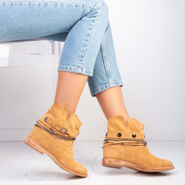 Brown cowboy boots on an indoor wedge Salem - Footwear