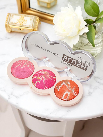 Palette of 3 shades of illuminating blush for cheeks color
