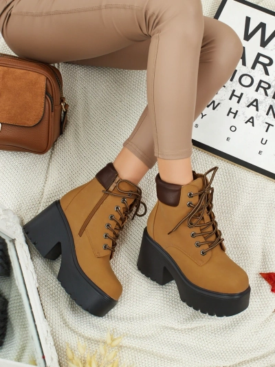 Naiste öko-seemisnahast poolsaapad Tavlissa, platvormi ja paksu kontsaga.