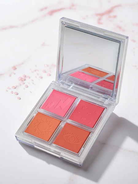 Palette of 4 blush shades with mirror