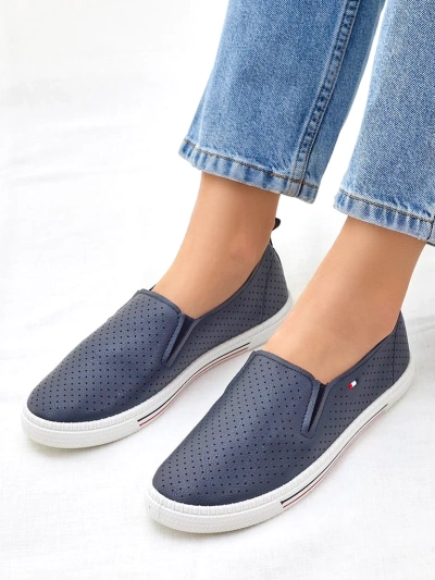 Royalfashion Naiste perforatsiooniga slip-on kingad Vielles