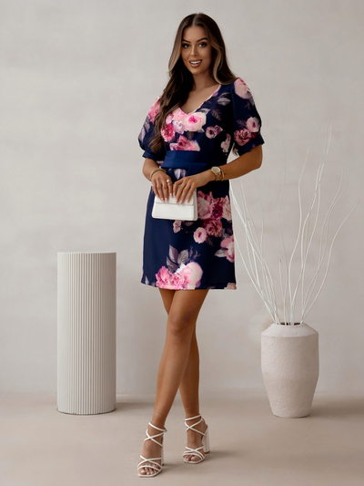 Платье до колена Royalfashion с короткими пышными рукавами и поясом с красивыми розами