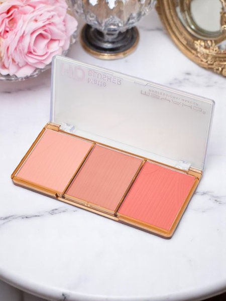 Palette of 3 shades of matte blush for cheeks in the color Terracotta Rose