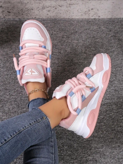 Royalfashion Naiste spordijalanõud dekoratiivsete lukkudega Clesiv