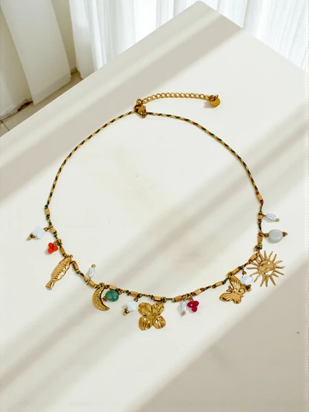 Naszyjnik Atena Charm Collana – kuldsed amuletid antiikaja motiividega