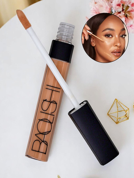 Face concealer in shade Light