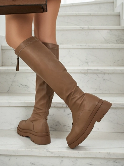 Naiste saapad keskel oleva lukuga Merivon