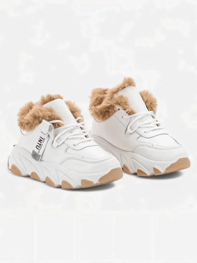 Naiste valged Nonua karusnahaga sporditossud - Jalatsid