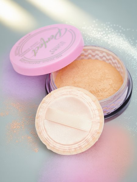 Loose face powder with a natural finish effect