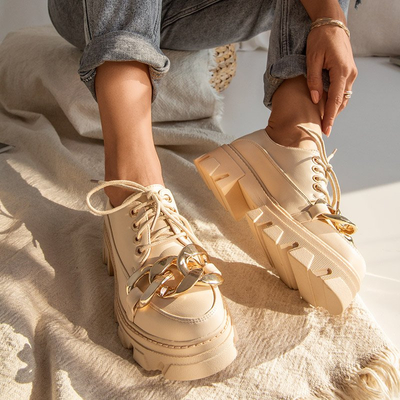 Бежевые закрытые туфли на тракторной подошве Eqoia