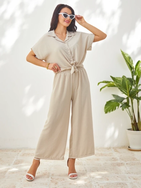 Royalfashion Женский комплект с завязанной рубашкой с коротким рукавом и расклешенными брюками с стразами