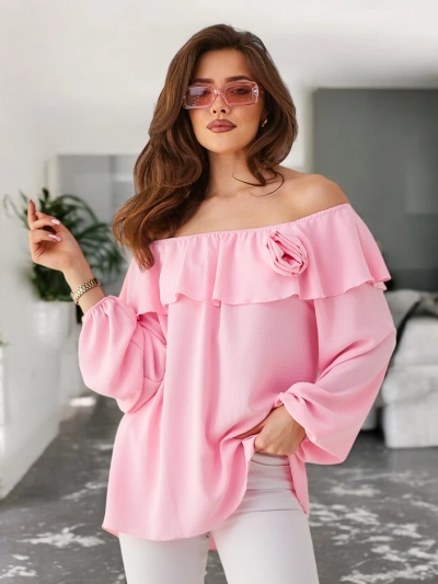 Royalfashion Naiste õlgadelt avatud bluus volangidega ja lilledega