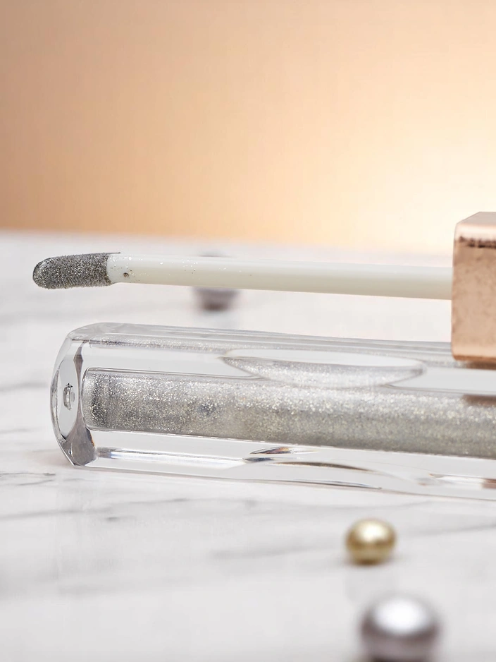 Shimmering liquid eyeshadow in the color Silver