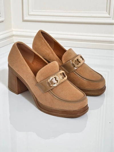 Naiste Loaferid Perseida – helepruunid seemisnahast kõrge kontsaga elegantsed