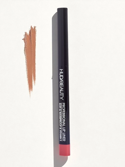 Lip pencil in the color Soft Raspberry