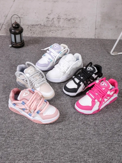 Royalfashion Naiste spordijalanõud dekoratiivsete lukkudega Clesiv