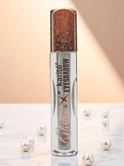 Shimmering liquid eyeshadow in the color Silver