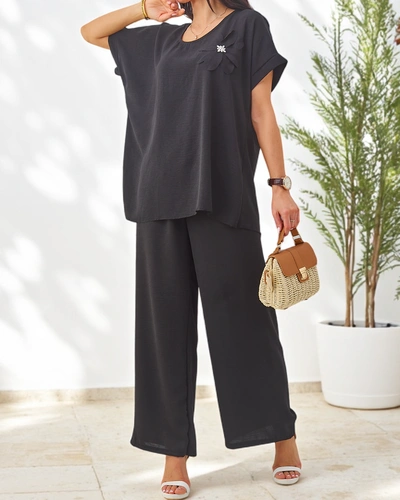 Royalfashion Женский комплект с короткими рукавами, декоративным цветком и широкими брюками