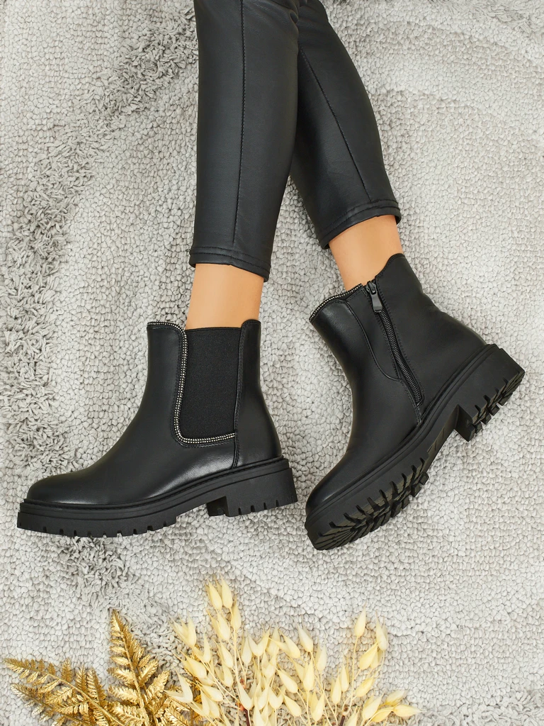 Tsirkoonidega ökonahast poolsaapad Novira