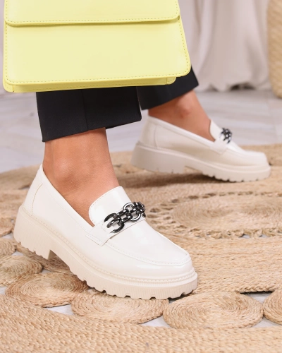 Naiste lakitud mokassinad kreemikas värviga Adolos- Jalatsid