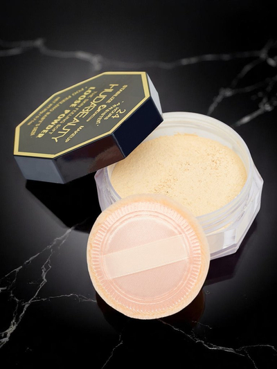 Loose face powder with a natural finish effect