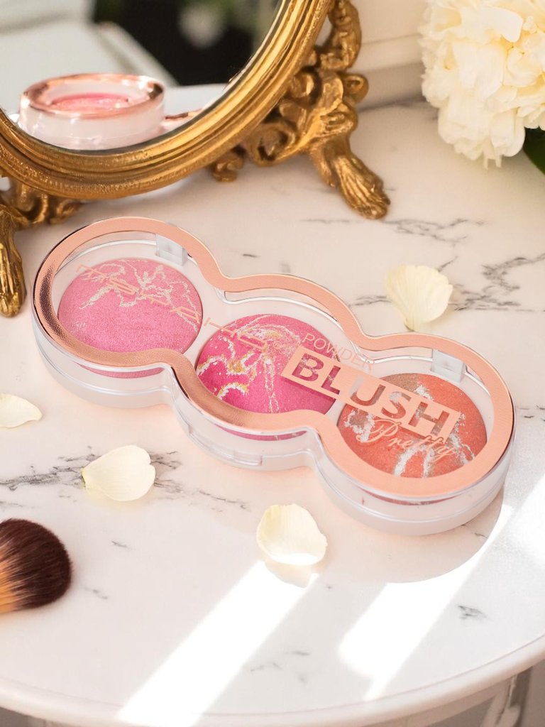 Palette of 3 shades of illuminating blush for cheeks color